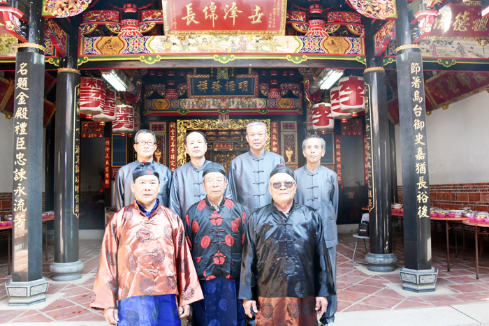 李氏二世雄房後輩子孫於昨日齊聚北山雄房李氏宗祠內，依循古禮敬祭始祖李以敬公忌辰。（李金鎗攝）