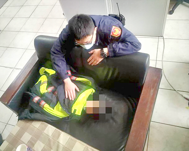 二歲幼童走失哭鬧，警方充當保母，還替他更換尿布，並耐心地安撫其情緒。（金城警分局提供）