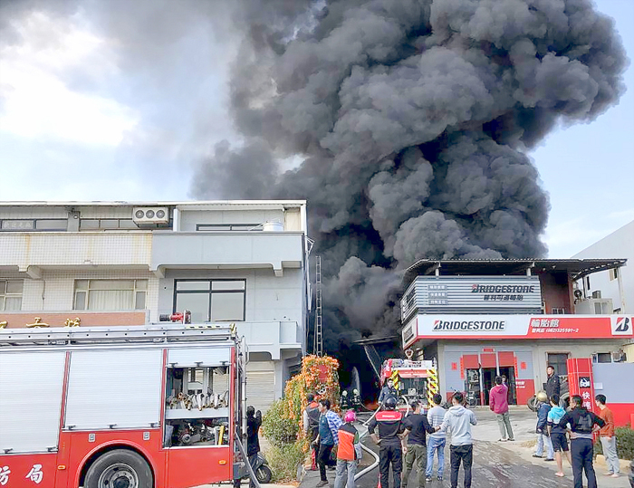 位於伯玉路上寶雅大賣場後方的林區突然竄出大火及大量濃煙，勤指中心立即派遣金寧消防車組前往搶救。（消防局提供）