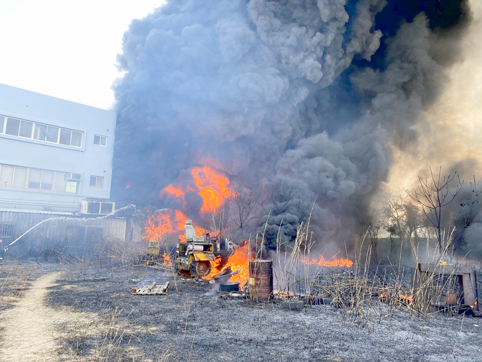 位於伯玉路上寶雅大賣場後方的林區突然竄出大火及大量濃煙，勤指中心立即派遣金寧消防車組前往搶救。（消防局提供）