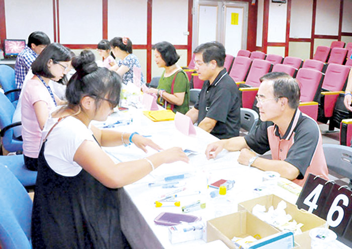 金門縣歷經戰地政務時期五十五歲至六十四歲110年端節慰助金，即日起在全縣各鄉鎮公所民政課受理申請。（縣府民政處提供）