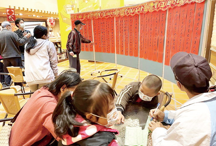 文化園區歷史民俗博物館「打開金門」展館新亮相受好評,而迎春猜燈謎體驗為期至初九,並訂於正月十五抽獎,文化園區歡迎鄉親把握時間到館參觀及參與。(陳麗妤攝)