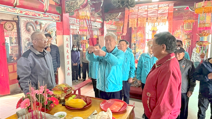 參議呂清富率領團隊前往,循禮上香祈福並獻爐敬金致意,也祈求地區風調雨順、居民樂利安康,受到鄉老以及民眾的歡迎。