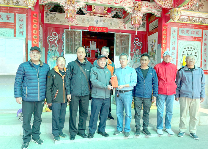 金沙鎮鎮長吳有家、主席周水土等率領團隊前往,循禮上香祈福並獻爐敬金致意,也祈求地區風調雨順、居民樂利安康,受到鄉老以及民眾的歡迎。