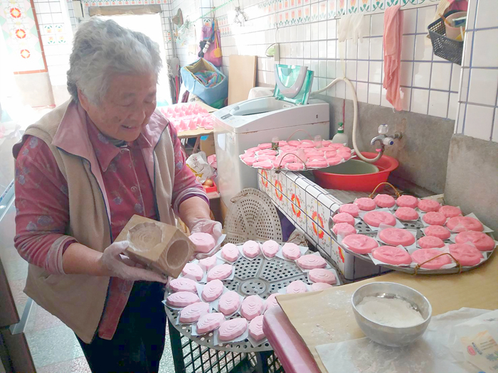 天公圓、紅粿，是金門傳統敬天公習俗不可或缺的供品，新頭八十高齡的呂姓阿婆，數十年來，一直堅持以傳統手工做粿的作法來做紅粿。（許加泰攝）