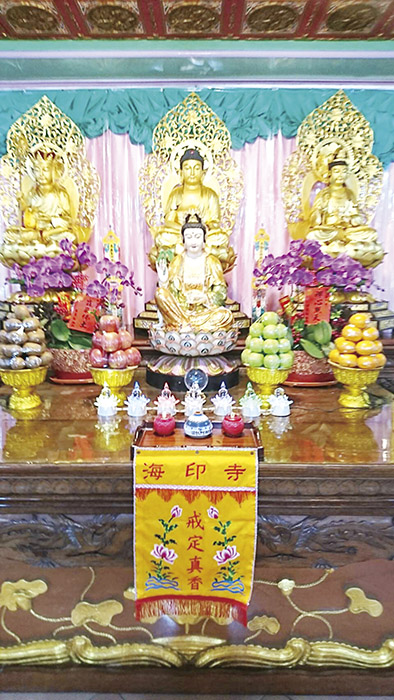 辛丑年正月初九，金門太武山海印寺昨照例舉辦了一場法喜充滿的齋天大法會。在金門佛教會理事長性海大和尚和前金門佛教會理事長湛因師父主法引領下，逾百位信徒虔誠供佛齋天，並祈願全球疫情早日消除。（翁維智攝）