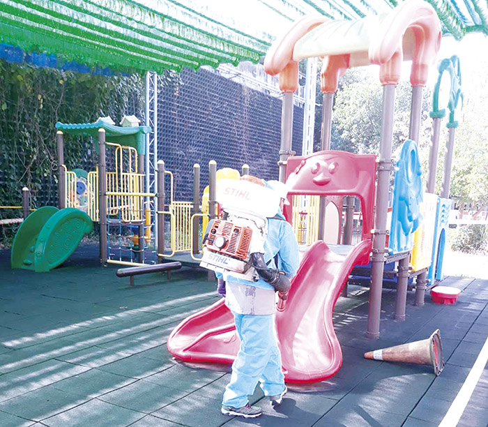 金寧鄉公所在開學前又進行了大規模的校園消毒行動，以確保校園安全。（李金鎗攝）