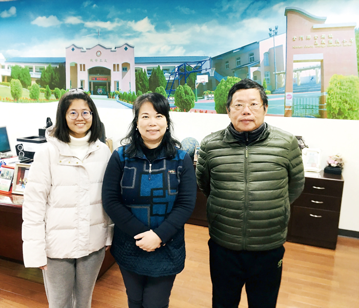 正義國小本學期喜迎謝東森老師(右)和鄧宇珍老師(左)兩位志工。(正義國小提供)