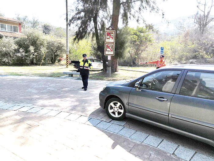 初九「天公生」登太武山，湖警協助維持交通。（金湖分局提供）