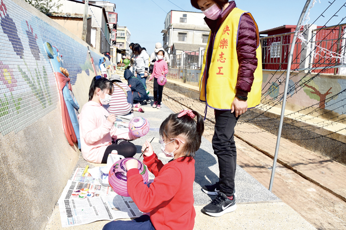 金寧鄉公所辦理「元宵節親子同樂燈籠彩繪DIY」活動，昨日在盤山下堡大水溝舉辦，彩繪出象徵牛年行大運等吉祥圖案的燈籠。（李金鎗攝）