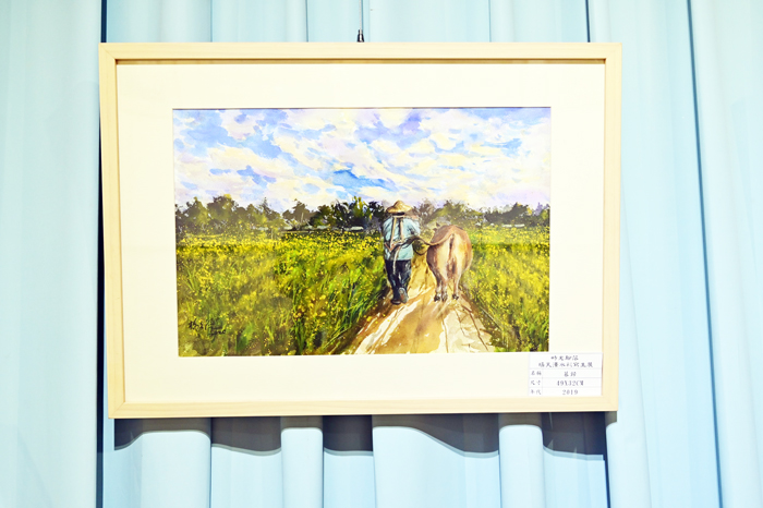「時光腳落」楊天澤水彩畫展，楊天澤分享他長期以金門故鄉為題材的創作歷程。圖分別為老屋、田園等畫作。
（許加泰攝）