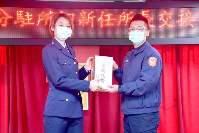 原金寧分駐所所長許凱鈞(右)調任縣警察局行政科擔任警務員,胡淑淨代表同仁致贈禮品恭賀其榮任新職。(詹宗翰攝)