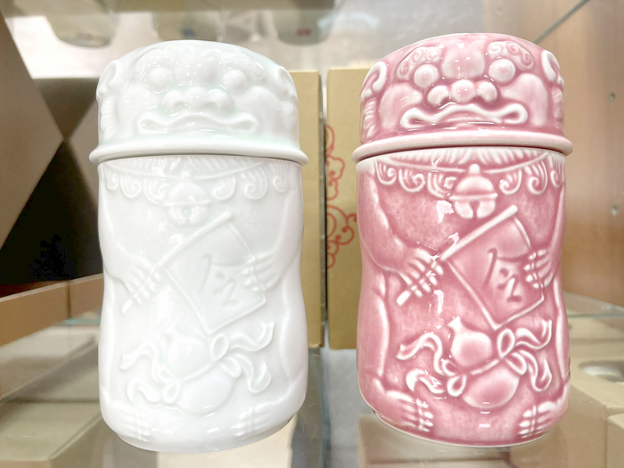金門縣陶瓷廠最近推出新產品「風獅爺蓋杯」。（陳冠霖攝）