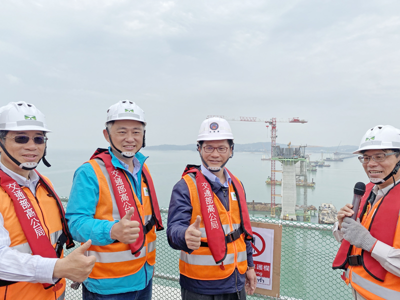 林佳龍偕楊鎮浯登上P48橋塔,聽取高公局簡報大橋工進,林佳龍說,今天是一個重要的里程碑,除了和大家共同見證深槽區第一塊上構節塊完成合攏,也看到大小金,在視覺上幾乎都已經連在一起。(翁維智攝)