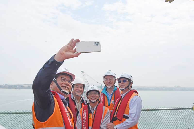 交通部長林佳龍與縣長楊鎮浯等人開心的在相當12層樓高的橋塔玩自拍。（翁維智攝）