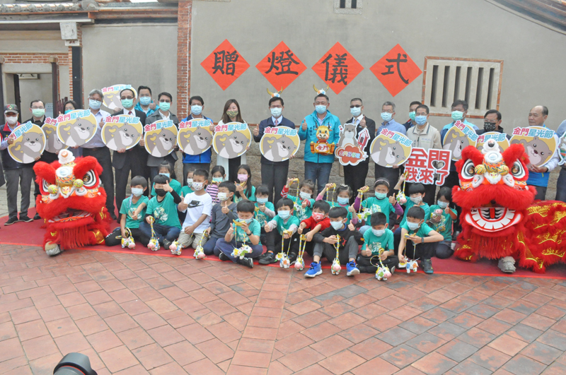 交通部長林佳龍和金門縣長楊鎮浯送燈給小朋友及合影。(楊水詠攝)