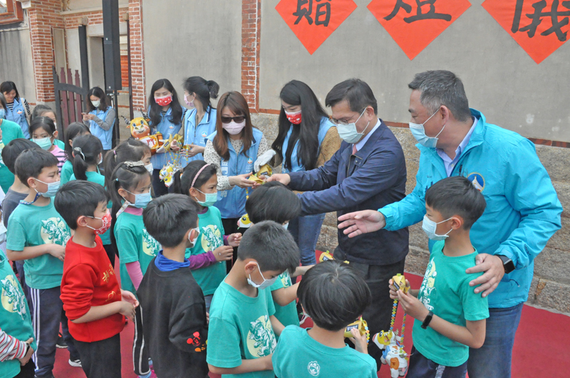 交通部長林佳龍和金門縣長楊鎮浯送燈給小朋友及合影。（楊水詠攝）