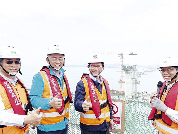 林佳龍偕楊鎮浯登上P48橋塔工區,聽取高公局簡報大橋工進,也看到金門大橋將大小金,在視覺上幾乎都已經連在一起。(翁維智攝)