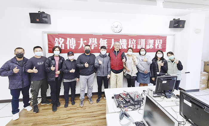 銘傳金門分部首辦「多旋翼無人機培訓課」，與會學員於14小時課程中，學習相關的民航法規、考試相關內容以及教練指導實機操作，充實考照以及操作新知，收穫滿滿劃下句點。（銘傳金門分部提供）