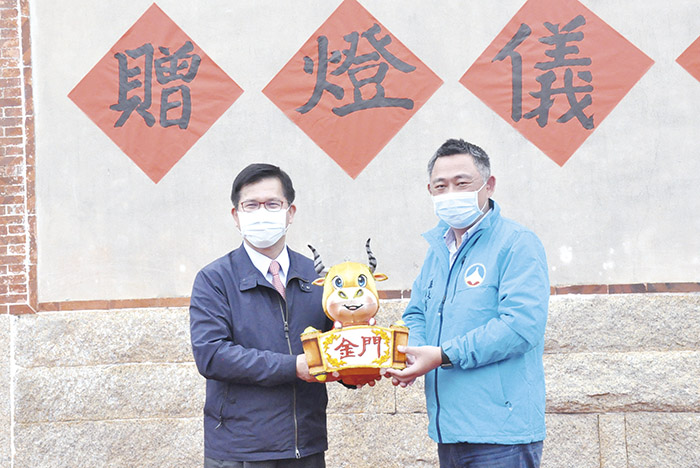 二○二一台灣燈會-金門星光節3/27開幕亮相,交通部長林佳龍贈燈金門縣,由縣長楊鎮浯代表受贈,點亮美麗金門。(楊水詠攝)
