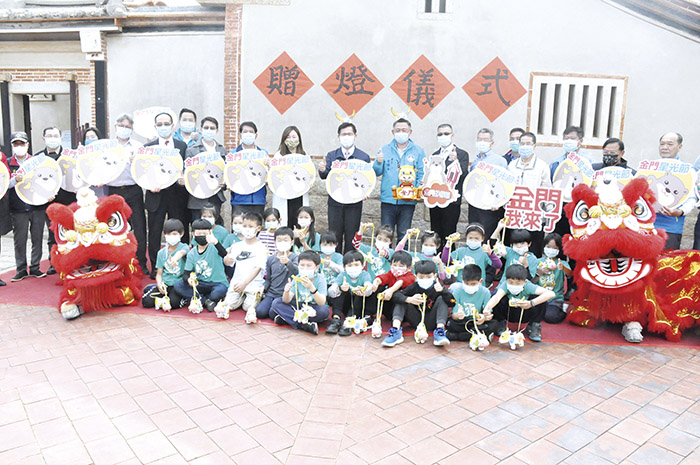 交通部長林佳龍、金門縣長楊鎮浯贈送交通部觀光局提供「活力牛」小提燈給在場的開瑄國小學童及與貴賓合影。(楊水詠攝)