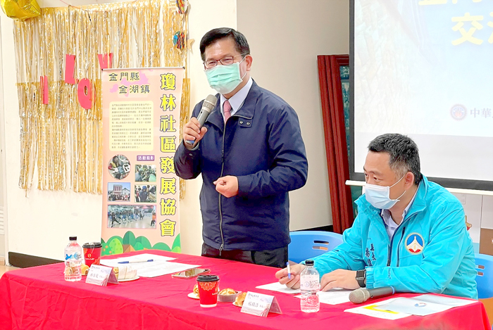 交通部部長林佳龍出席「金門縣地方產業交流座談會」,在縣長楊鎮浯陪同下,聆聽地區業者之建言,瞭解金門觀光旅遊業之需求,並就業者之建議率團隊給予正面回應。(陳麗妤攝)