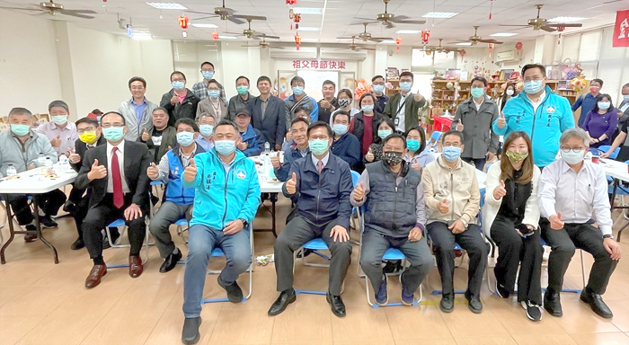 交通部部長林佳龍出席「金門縣地方產業交流座談會」,在縣長楊鎮浯陪同下,聆聽地區業者之建言,瞭解金門觀光旅遊業之需求,並就業者之建議率團隊給予正面回應。(陳麗妤攝)