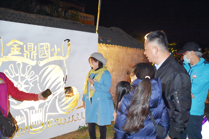 金門元宵燈節在古寧村雙鯉湖畔點亮登場，縣長楊鎮浯在許正芳局長等人陪同導覽下，走訪視察元宵燈會。（李金鎗攝）