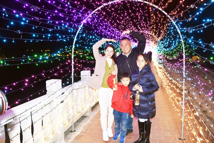 金門元宵燈節在古寧村雙鯉湖畔點亮登場，縣長楊鎮浯在許正芳局長等人陪同導覽下，走訪視察元宵燈會。（李金鎗攝）