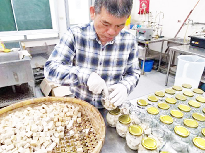 金大食品科學系團隊投入開發地方特色產品。(許加泰攝)