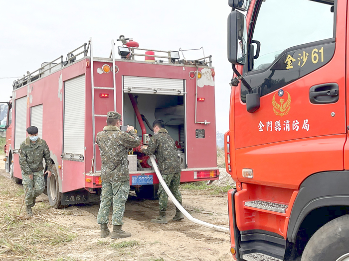 田埔水庫大山路附近發生火警，初估燃燒面積約2000平方公尺，起火原因由消防局調查中。（民眾提供）