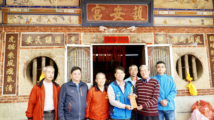 金湖鎮庵邊護安宮明朝聖祖聖誕千秋,金湖鎮長陳文顧偕公所同仁前往敬獻爐敬金,誠心祈求明朝聖祖保佑,庇護地方風調雨順。(金湖鎮公所提供)