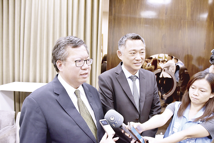 桃園市長鄭文燦在去年十一月二十六日率領市政團隊蒞臨金門交流,並與金門縣長楊鎮浯展開兩縣市座談會,會中鄭文燦與楊鎮浯對於雙方交流議題均樂觀其成,當場責請相關單位儘速推動相關議題。(本報檔案照片)
