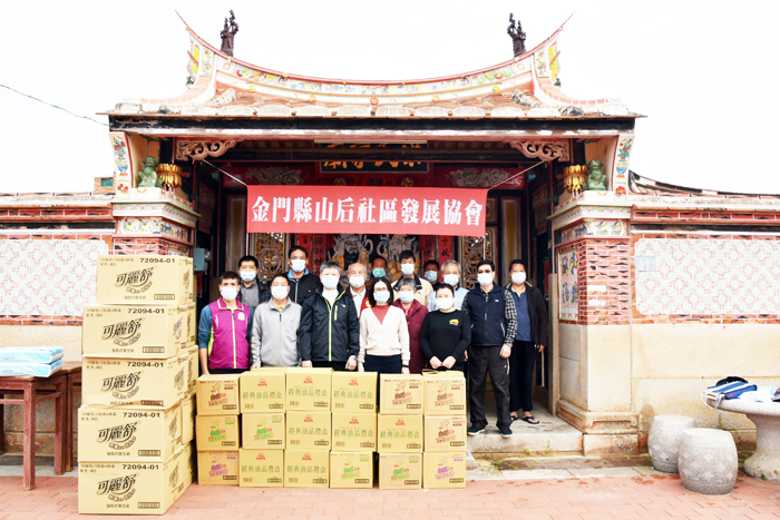 山后社區一改元宵節吃湯圓的例行活動，今年由社區發展協會將民生物資分送社區家戶。（詹宗翰攝）