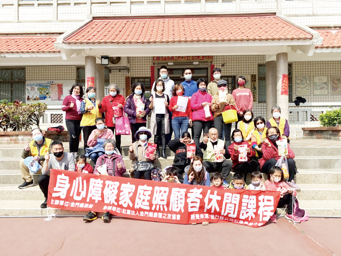 金門縣身心障礙者福利服務中心在金寧鄉圖書館辦理身心障礙家庭照顧者休閒課程「食在幸福－雪Q餅親子製作」活動。（李金鎗攝）