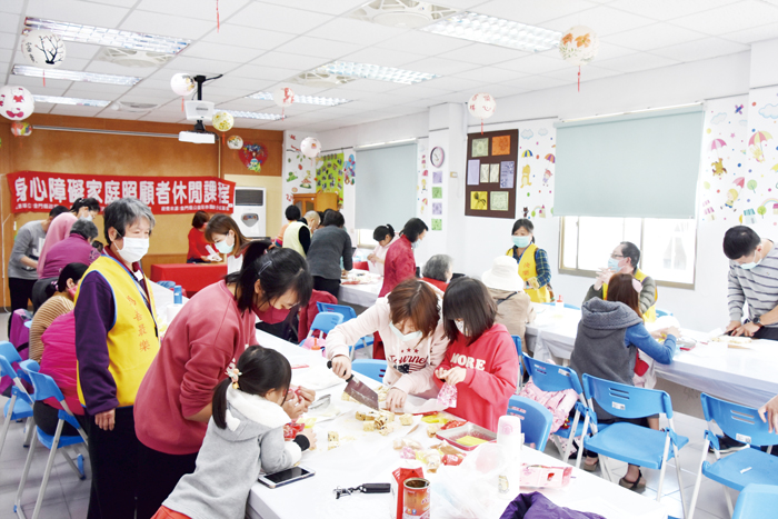 金門縣身心障礙者福利服務中心在金寧鄉圖書館辦理身心障礙家庭照顧者休閒課程「食在幸福－雪Q餅親子製作」活動。（李金鎗攝）