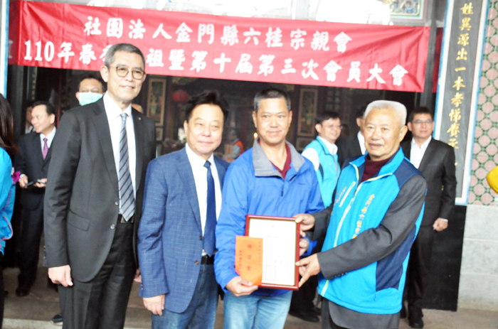 金門縣議長洪允典（左二）與金門縣六桂宗親會理事長翁國團（右一）頒發獎學金由得獎學生家屬代表領取情形。（楊水詠攝）