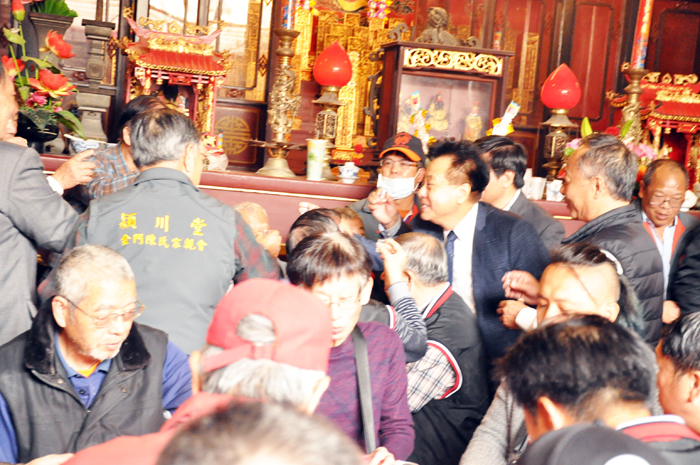 金門縣議長洪允典向陳氏宗親敬酒致意情形。（楊水詠攝）