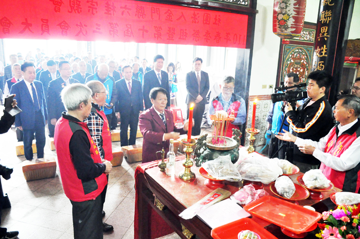 財團法人金門縣六桂宗親會昨隆重舉行一一○年春季祭祖大典，表達飲水思源，六桂騰芳之慎終追遠精神。（楊水詠攝）