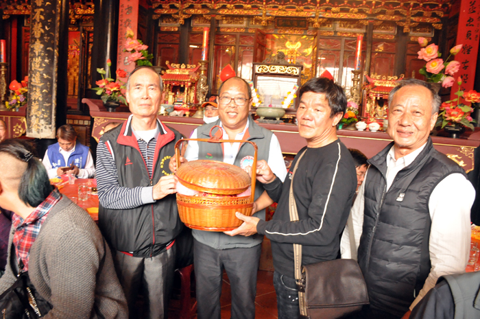 陳氏宗親祭祖大典舉行新頭股與山外股交接儀式。（楊水詠攝）