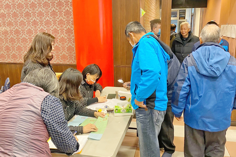 金門縣農會進行改制縣農會第13屆理、監事選舉,領取選票及投票。(莊煥寧攝)