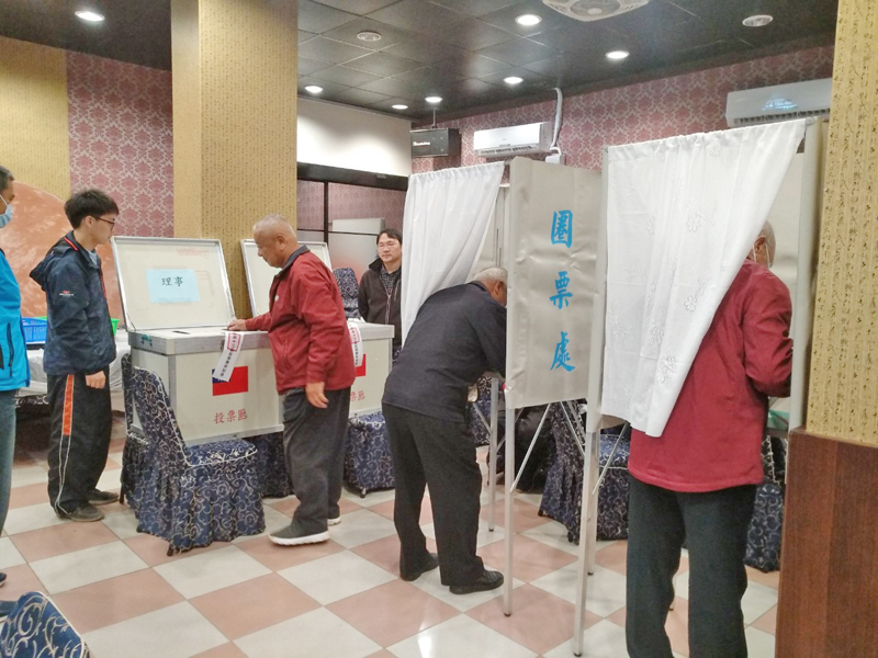 金門縣農會進行改制縣農會第13屆理、監事選舉,領取選票及投票。(莊煥寧攝)