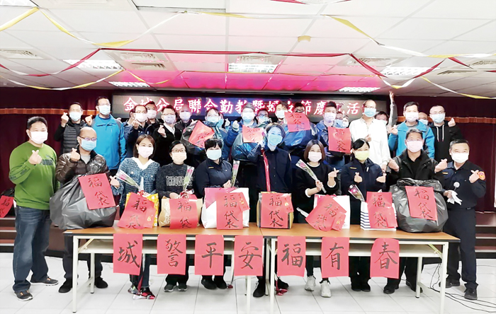 金城警分局提早慶祝三八婦女節，準備了精緻福袋，安排趣味活動、精緻餐點外，並為三月份壽星慶生，場面溫馨熱絡。（金城分局提供）
