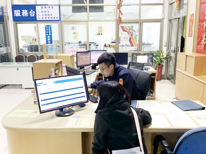 為簡化、整合受理各類民眾報案表單,警政署自本(3)月起實施新式「受(處)理案件證明單」,簡化報案流程及整合各類表單。(金城警分局提供)