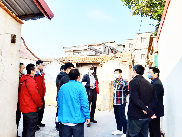 推動後浦舊城區更新，縣府參議翁自保率員會勘南門三處巷道。（縣府建設處提供）
