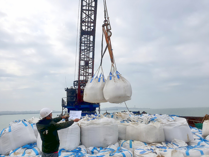 大小金海域上有一條浮管，經水廠派員出海瞭解及潛水人員下海確認，應為大金門送小金門的海底輸水管線，水廠緊急在浮管佈設警示設施，避免影響來往船舶通行及確保海管安全。（金門自來水廠提供）