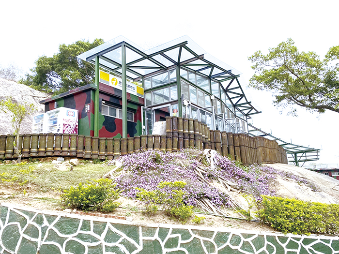 推動景點再活化,金門熱門景點「獅山砲陣地」旅服中心將試辦賣店標租。(縣府觀光處提供)