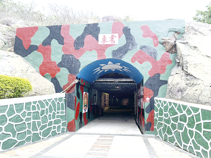 「獅山砲陣地」位於金門縣金沙鎮山后村,是控制整個東割灣的重要軍事要鎮。(縣府觀光處提供)