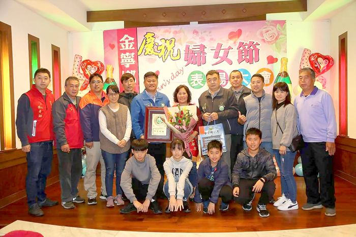 金寧鄉長楊忠俊、主席莊振源共同頒獎表揚六位模範婦女，並向獲獎者祝賀。（李金鎗攝）