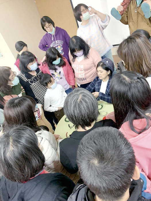 由金門縣文化局舉辦的「春之饗宴～輕悅讀、輕療癒」閱讀推廣課程活動，昨首場推出手作時光～一根鋁線玩翻天課程，在蔣惠敏老師指導下，參加的民眾感受鋁線真的很奧妙，一線在手，變化無窮的樂趣。（李增汪攝）